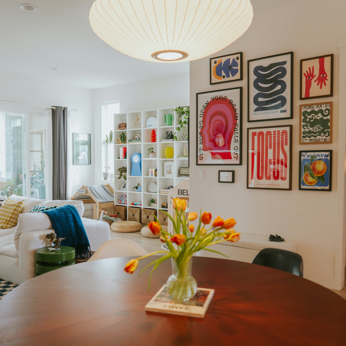 Espace repas et salon moderne avec tulipes et œuvres d'art.