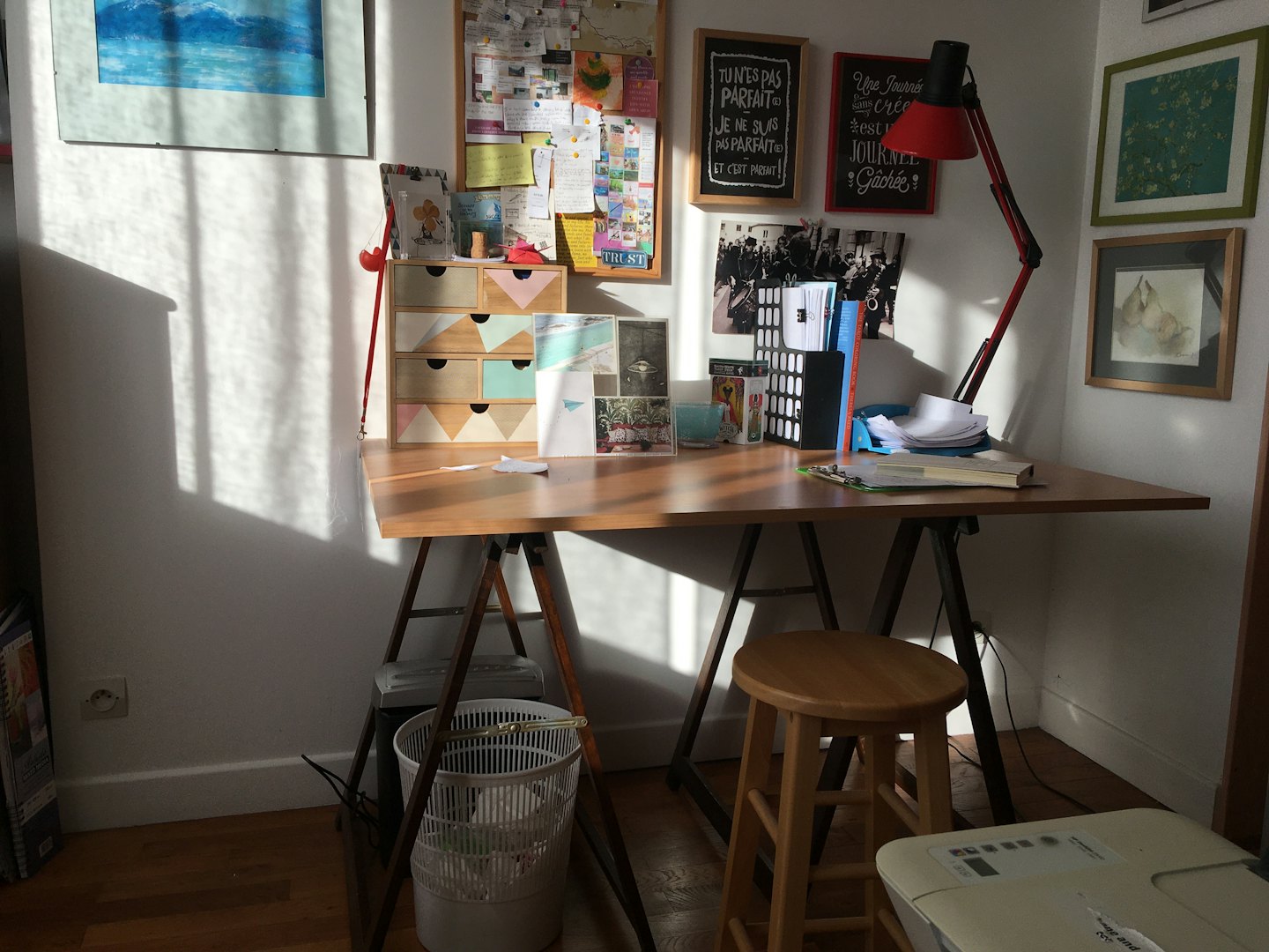 Un bureau à domicile avec des documents organisés et une décoration personnelle.