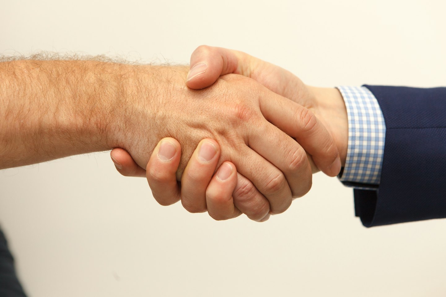 Deux personnes se serrant la main pour conclure un accord.